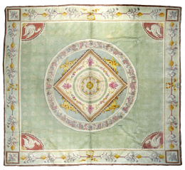 989.  Alfombra en lana de estilo Carlos IV, de la Real fábrica de Tapices. Firmada: “Real Fábrica de Tapices. Stuyk Madrid 1940”.