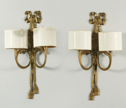 536.  Pareja de apliques estilo Imperio, en bronce dorado con dos brazos de luz con forma de trompeta y hojas de roble.S. XX..