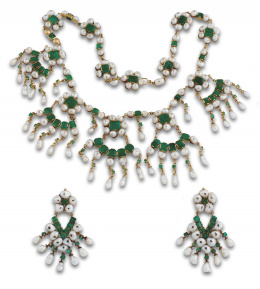 28.  Conjunto de collar y pendientes de perlas barrocas y esmeraldas con diseño de rosetones con piezas colgantes a modo de lámparas.