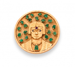69.  Broche colgante circular con diseño étnico .Figura central de guerrero adornada con rubí,zafiros y esmeralda como colgante.