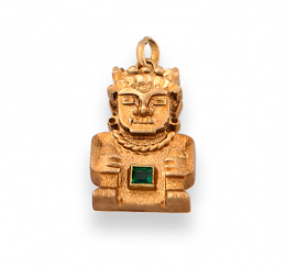 65.  Colgante étnico representando tunjo en oro de 18K con esmeralda central.