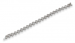 154.  Pulsera de brillantes con piezas en forma de corazón con bte central articuladas entre sí.