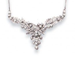 678.  Collar con centro de ramas de brillantes y racimo colgante .