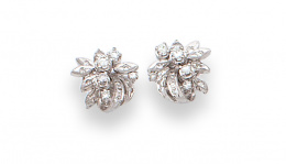 662.  Pendientes de flores de brillantes en oro blanco.