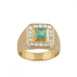 572.  Sortija con esmeralda Colombiana rectangular con orla de brillantes y parejas de brillantes,en montura de oro amarillo de 18K.