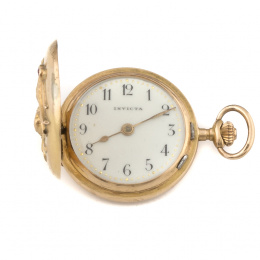 669.  Reloj saboneta de pp s XX INVICTA en oro de 18K con pajaritos en relieve en tapa.