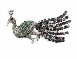 213.  Broche pavo real con cuerpo cuajado de brillantes, esmeraldas, zafiros y rubíes, y coronado por un diamante talla rosa