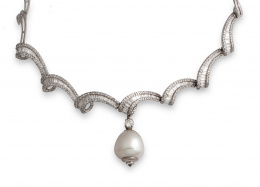 126.  Collar de brillantes y baguettes con gran perla Australiana colgante.