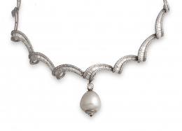 126.  Collar de brillantes y baguettes con gran perla Australiana colgante.