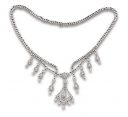 756.  Collar de brillantes con centro de diseño a modo de lámpara y remates colgantes de diamantes talla  perilla que penden de dos rivieres en oro blanco de 18K.