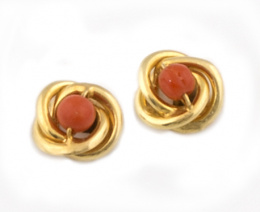 163.  Pendientes nido con cuenta de coral en el centro