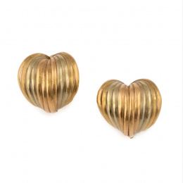 761.  Pendientes en forma de concha formada por medios aros en oro gallonado tricolor de 18K.