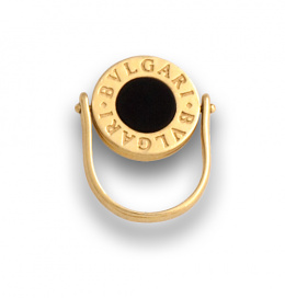 80.  Sortija de  BVLGARI modelo BVLGARI con cabeza reversible de madreperla y ónix en oro de 18K.
