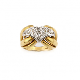 304.  Sortija con brazos en forma de eslabones con unión en forma de rombo cuajado de brillantes