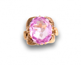 61.  Sortija años 40 con rosa de francia en montura de hojas grabadas de oro rosa de 18K.