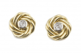 256.  Pendientes con brillante en el centro de nudo de oro amarillo de 18K.