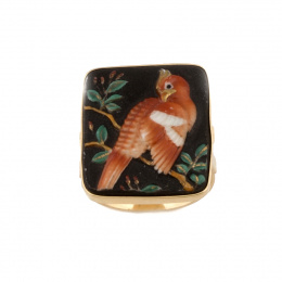 156.  Sortija con motivo central de pájaro en cerámica policromada con montura en oro amarillo de 18K.