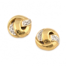 751.  Pendientes circulares con tres bandas entrelazadas adornadas con brillantes en oro amarillo de 18K.