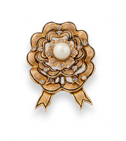 1.  Broche Isabelino a modo de flor con perla entre círculos de cintas onduladas de oro y esmalte con diamantes.