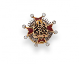 702.  Pin militar con águila sobre cruz de malta en oro de 18K, con esmalte y diamantes en las puntas.