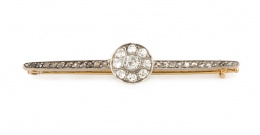 68.  Broche barra de pp. S. XX con rosetón central de brillantes de talla antigua sobre barra de diamantes
