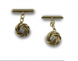 840.  Gemelos con nudos de hilo de oro con brillantes centrales en oro amarillo de 18K.