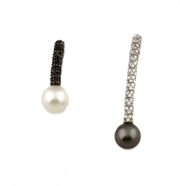 828.  Pendientes largos asimétricos con perla blanca y negra receptivamente,que rematan bandas de pavé de brillantes negros y blancos en contraste.