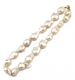 103.  Collar de perlas barrocas con cierre en oro de 18K.