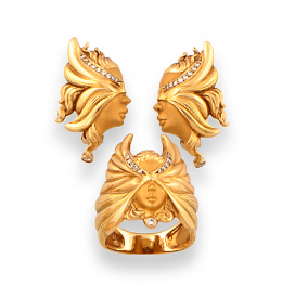 67.  Conjunto de pendientes y sortija de CARRERA y CARRERA con diseño de rostro femenino con máscaras Venecianas.
