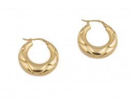 212.  Pendientes criollas con dibujo lobulado en oro amarillo de 18K.