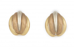 214.  Pendientes con cinco bandas gallonadas en oro tricolor brillo y mate combinados de 18K.