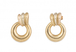 227.  Pendientes en forma de aro sujetado por bandas gallonadas en oro amarillo de 18K.