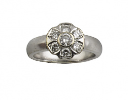 341.  Sortija rosetón en forma de flor de brillantes en oro blanco de 18K
