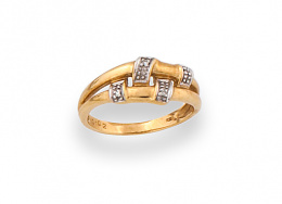 87.  Sortija de dos aros con bandas de brillantes en oro bicolor de 18K.