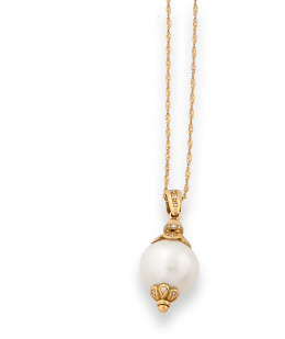 136.  Colgante con perla Australiana y capuchón y base con brillantes .