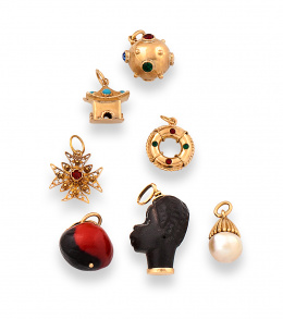 618.  Conjunto de 7 charms colgantes de diferentes formas.