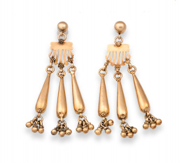 598.  Pendientes largos Art-Decó con tres grandes lágrimas a colgantes en plata dorada.