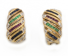 112.  Conjunto de pendientes y collar con rubíes, zafiros esmeraldas y brillantes en oro de 18K.