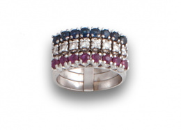 709.  Sortija de tres medias alianzas unidas en el base,en oro blanco de 18K.