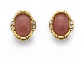 126.  Pendientes con cabuchones ovales de rodocrositas en marcos ovales, con parejas de brillantes.