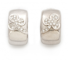 158.  Pendientes con tréboles de pavé de brillantes en banda arqueada de oro blanco de 18K