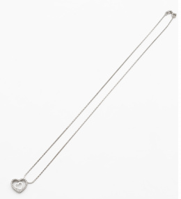 676.  Colgante corazón de brillantes con corazón liso en interior y con cadena plana en oro blanco de 18K.