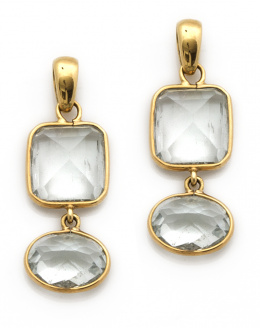 696.  Colgante con aguamarinas rectangular y oval  con  brillante en el asa superior.
