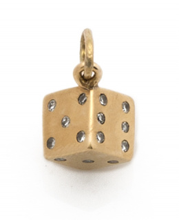 631.  Colgante de dado con brillantes en oro de 18K.