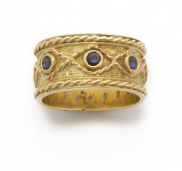 131.  Sortija ancha con zafiros en diseño tipo bizantino con cordoncillo en oro mate y liso de 18K