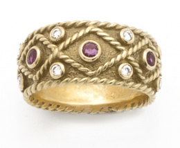 117.  Sortija ancha con rubíes y brillantes en diseño tipo bizantino con cordoncillo, en oro mate y liso de 18K