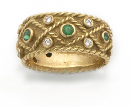 119.  Sortija ancha con esmeraldas y brillantes en diseño tipo bizantino con cordoncillo, en oro mate y liso de 18K