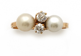 5.  Sortija de pp s. XX con dos perlas y dos brillantes de talla antigua en oro de 18K.
