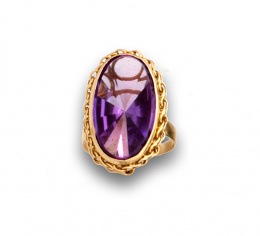 56.  Sortija años 30 con gran amatista oval enmarcada en cadeneta de montura calada de oro de 18K.