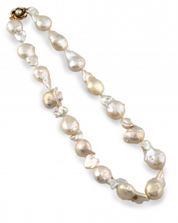 591.  Collar de perlas australianas barrocas con cierre flor en oro de 18K.